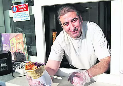 Vânzătorii trebuie să poarte mănuşi