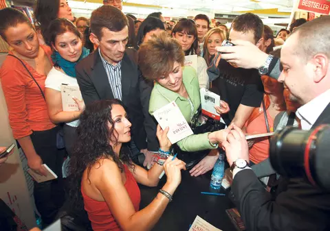 Timp de două ore, Răduleasca a dat autografe fără oprire