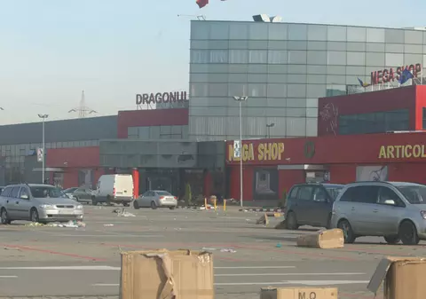 Doi pompieri, bătuţi de chinezii din Dragonul Roşu