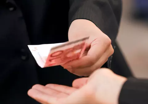 L-a prins poliţia că oferea mită electorală 