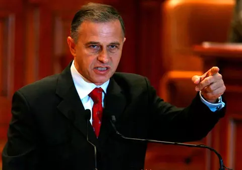 Exit-poll-urile îl dau pe Geoană câştigător 