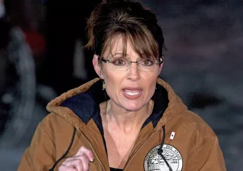 Bărbat arestat pentru că a aruncat cu roşii în Sarah Palin