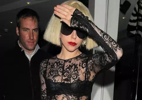 Lady Gaga: ”Când eram chelneriţă purtam doar tocuri înalte”