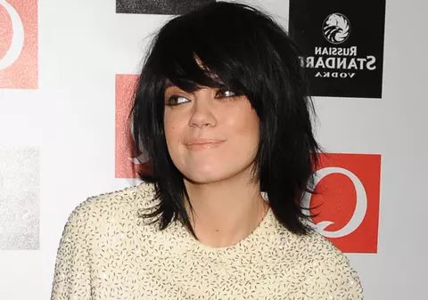 Lily Allen, îmbrâncită şi aproape să ia bătaie într-un bar