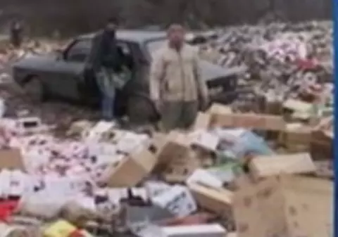 Video / Localnicii din Fieni mănâncă produse expirate de la gunoi