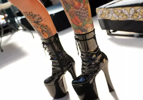 Ar putea să îşi piardă piciorul din cauza unui tatuaj
