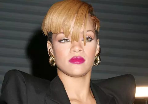 Rihanna are un nou tatuaj