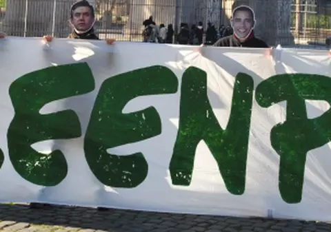 Militanţii Greenpeace au "aterizat" la summit-ul UE
