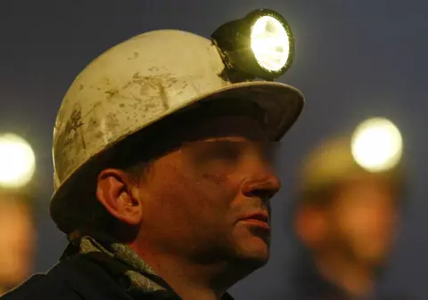 15 muncitori blocaţi într-o mină, din cauza unei explozii