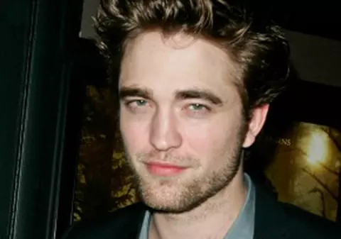Robert Pattinson spune că e singurel!