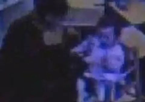 Video şocant / O educatoare obligă o copilă să-şi înghită propria vomă