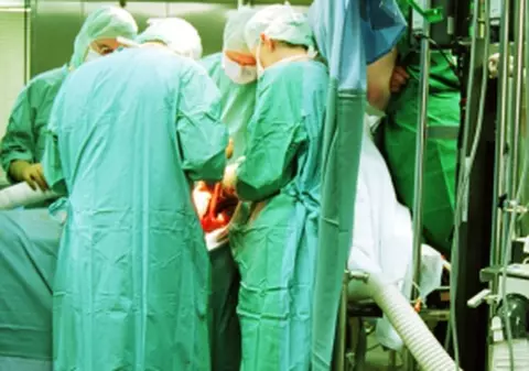 Dat afară de la muncă după ce a făcut transplant de inimă