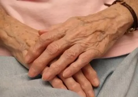 O nonagenară şi-a ucis colega de cameră centenară 