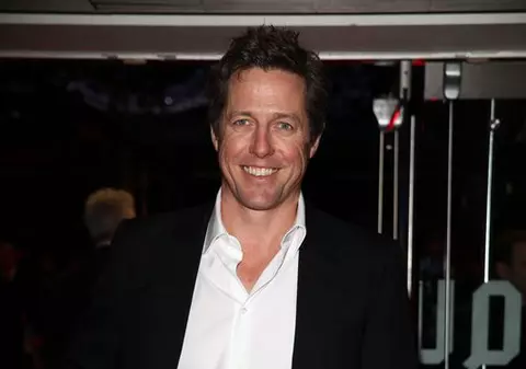 Hugh Grant face Pilates alături de tinere atrăgătoare