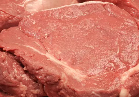 Şi-a bătut iubitul cu o bucată de carne crudă