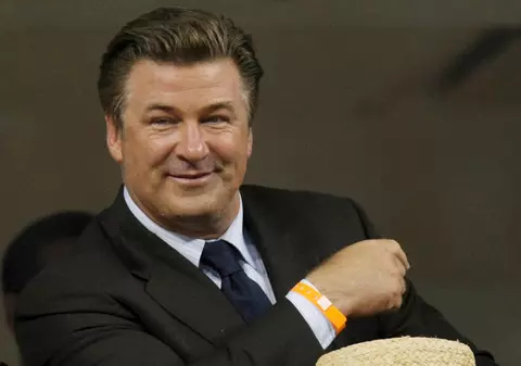 Alec Baldwin nu spune "nu" chirurgiei estetice