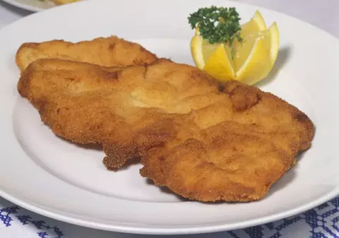 Şniţele cu aur, în meniul unui restaurant din Germania