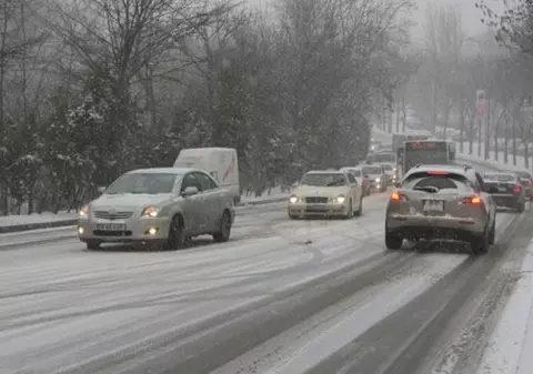 Zăpada a blocat din nou Bucureştiul