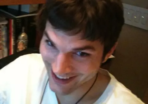 Ashton Kutcher are... pălărie vie