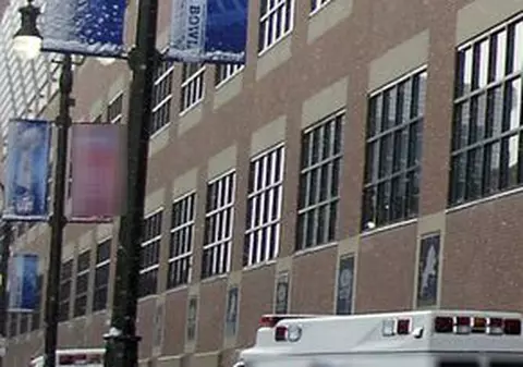 13 răniți după ce un autobuz turistic a intrat într-un copac, la New York