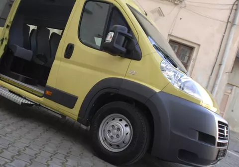 Un minor a furat un microbuz ca să-şi viziteze iubita