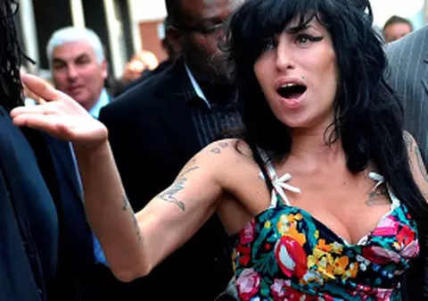 Amy Winehouse, acuzată de acte de violenţă
