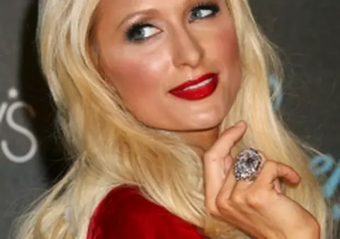 Paris Hilton a deschis deja cadourile de Crăciun