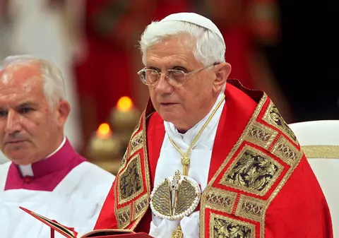 Video /  Papa, trântit la podea, în timpul slujbei de Crăciun 