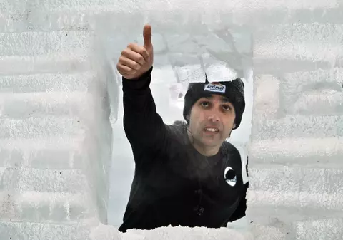 Un magician vrea să stea 64 de ore într-un cub de gheaţă