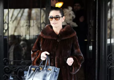Catherine Zeta Jones iubeşte hainele de blana