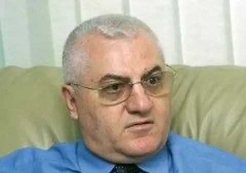 Vezi cum a trecut şoferul Mitică Dragomir de 4 ori pe roşu!