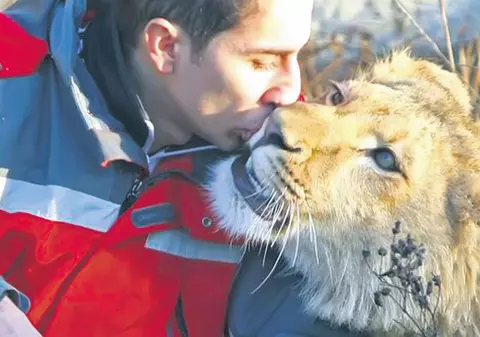 Românul care a crescut un leu: "Mi-e foarte dor de Richie!"