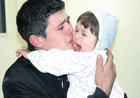 Tatăl micuţei aruncate într-o curte: «Nu îmi permit să o cresc»