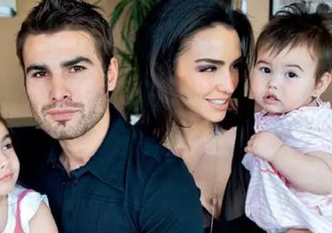 Mutu, cu familia la Liverpool