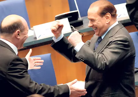 Berlusconi: «Băse, ţi-am ţinut pumnii!»