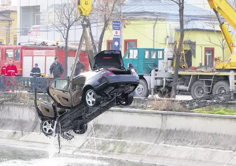 A plonjat cu bolidul în Dâmboviţa
