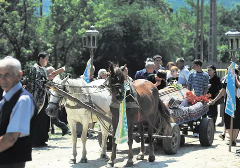 Ţăranii nu-şi vor mai duce morţii la groapă în căruţe