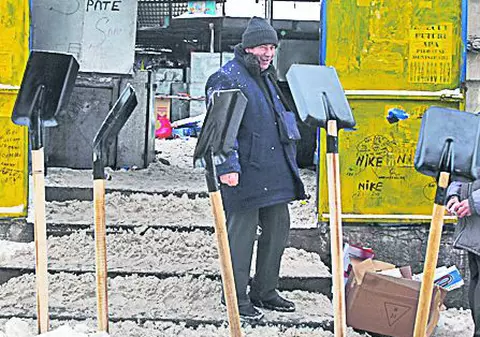 EXCLUSIV | Zăpada și gerul au dus la creșterea cu 79% a vânzărilor de lopeți, bocanci, lanțuri și degivrante auto la eMag