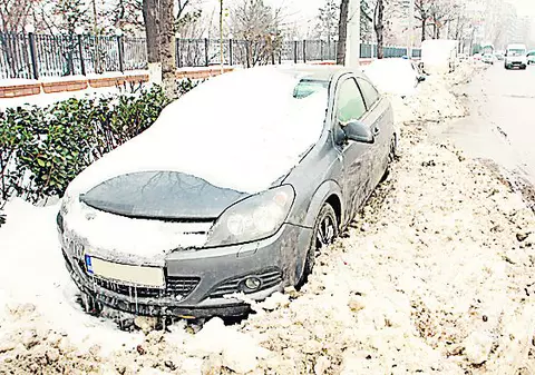 Deszăpezire ingenioasă în Capitală! Primăria sectorului 2 a ridicat maşinile înzăpezile, a curăţat şoşeau şi a pus autoturismele la loc