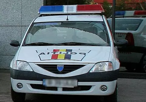 Un poliţist beat şi-a tras trei gloanţe în faţă 