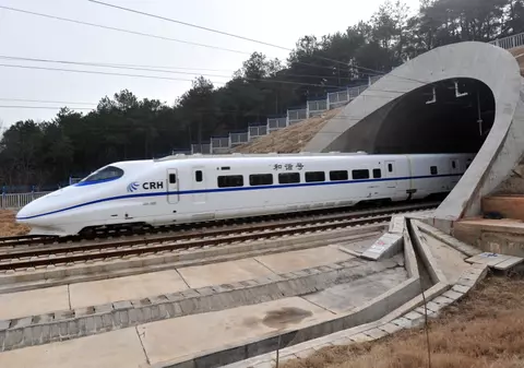 Un tren rămas fără frâne s-a oprit direct într-un hotel 