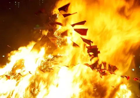 Pompierii neplătiţi au ignorat incendiul 