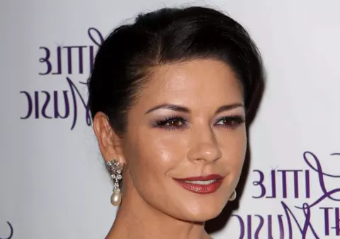 Catherine Zeta-Jones: "Băieţii de 25 de ani sunt egoişti!"