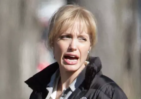 Angelina Jolie e blondă natural şi se vopseşte de la 4 ani