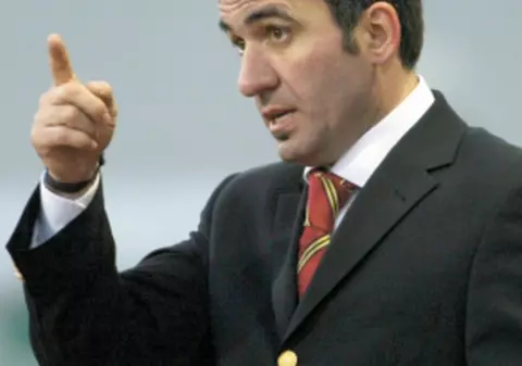Hagi a interzis manelele la Academia sa de fotbal