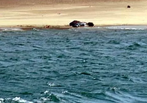 Doi tineri pescari, daţi dispăruţi după ce barca lor s-a scufundat