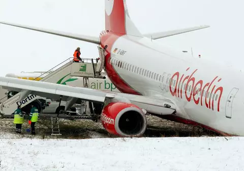 Un avion a alunecat şi a rămas blocat în zăpadă, la Nurnberg