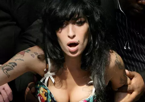 Amy Winehouse, umilită de tatăl ei