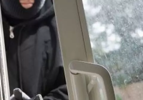 Doi bătrâni, bătuţi şi jefuiţi de trei persoane cu cagule