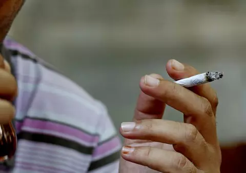 Italienii vor să premieze tinerii care renunţă la ţigări